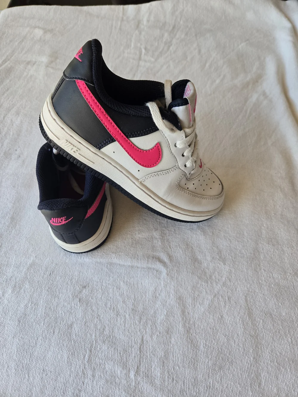 Nike Kids' Force 1 Low Top Sneakers in White/Pink